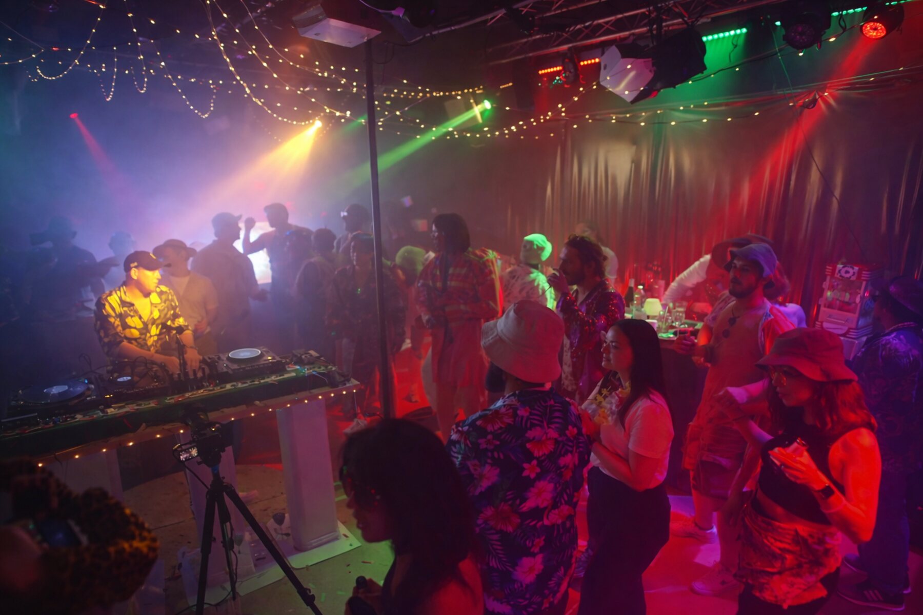 DJ set et foule sous les lumières dans le studio