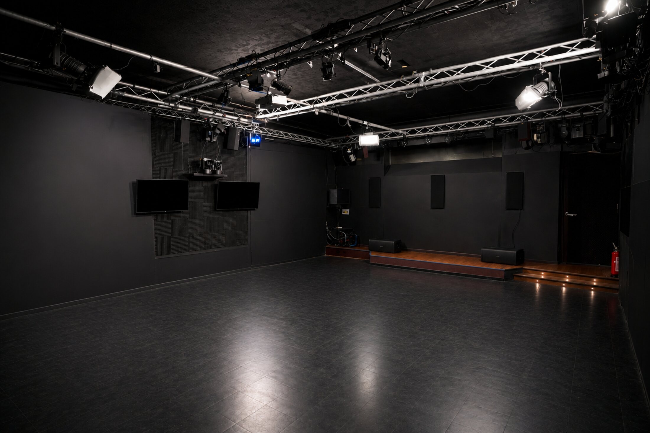 Le plateau vide, gril lumière et scène, prêt à être habillé